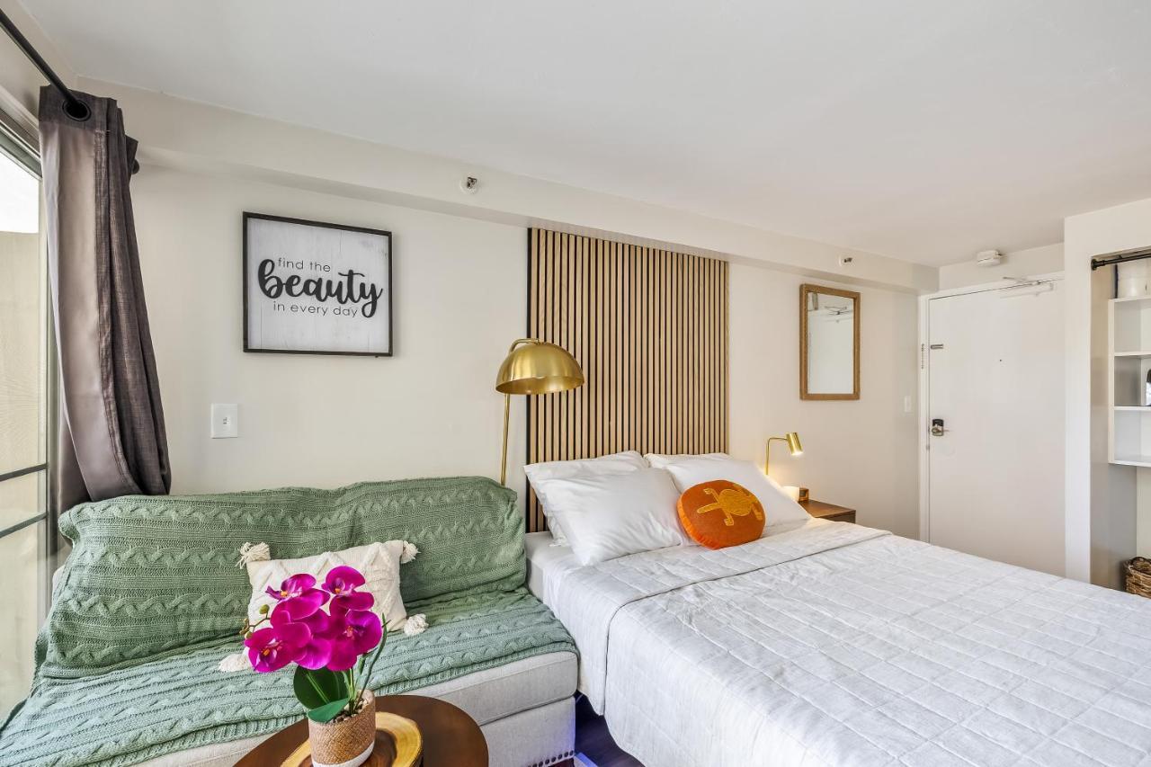 Bright & Cozy Condo Unit With Balcony! Гонолулу Экстерьер фото